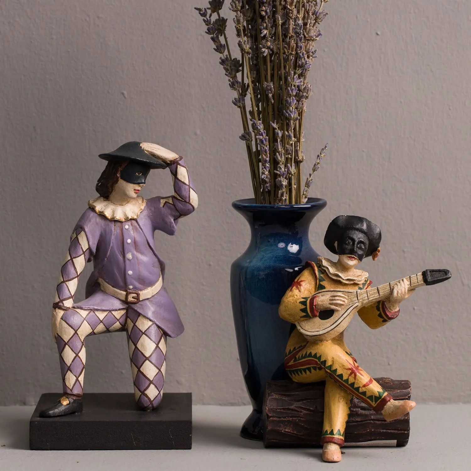 BOWING HARLEQUIN