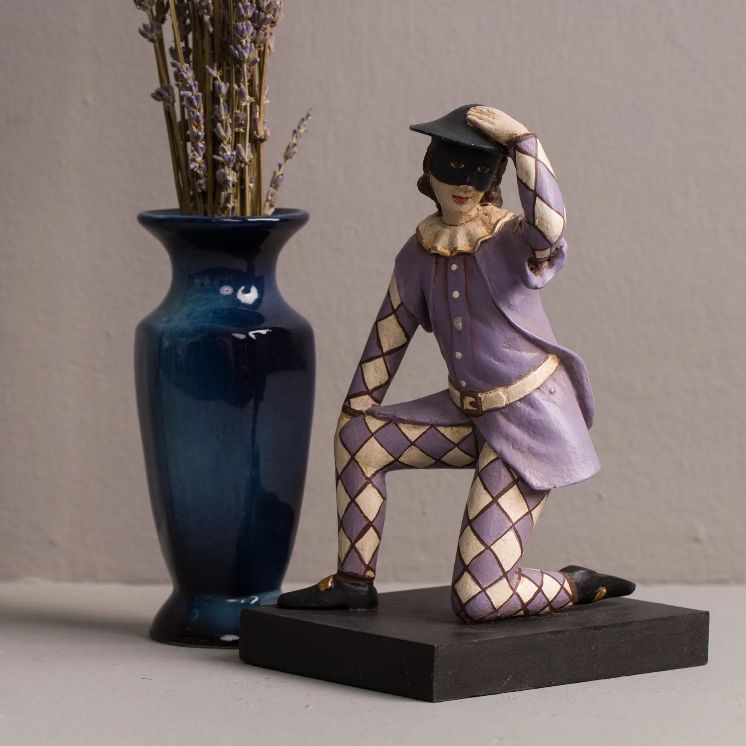 BOWING HARLEQUIN