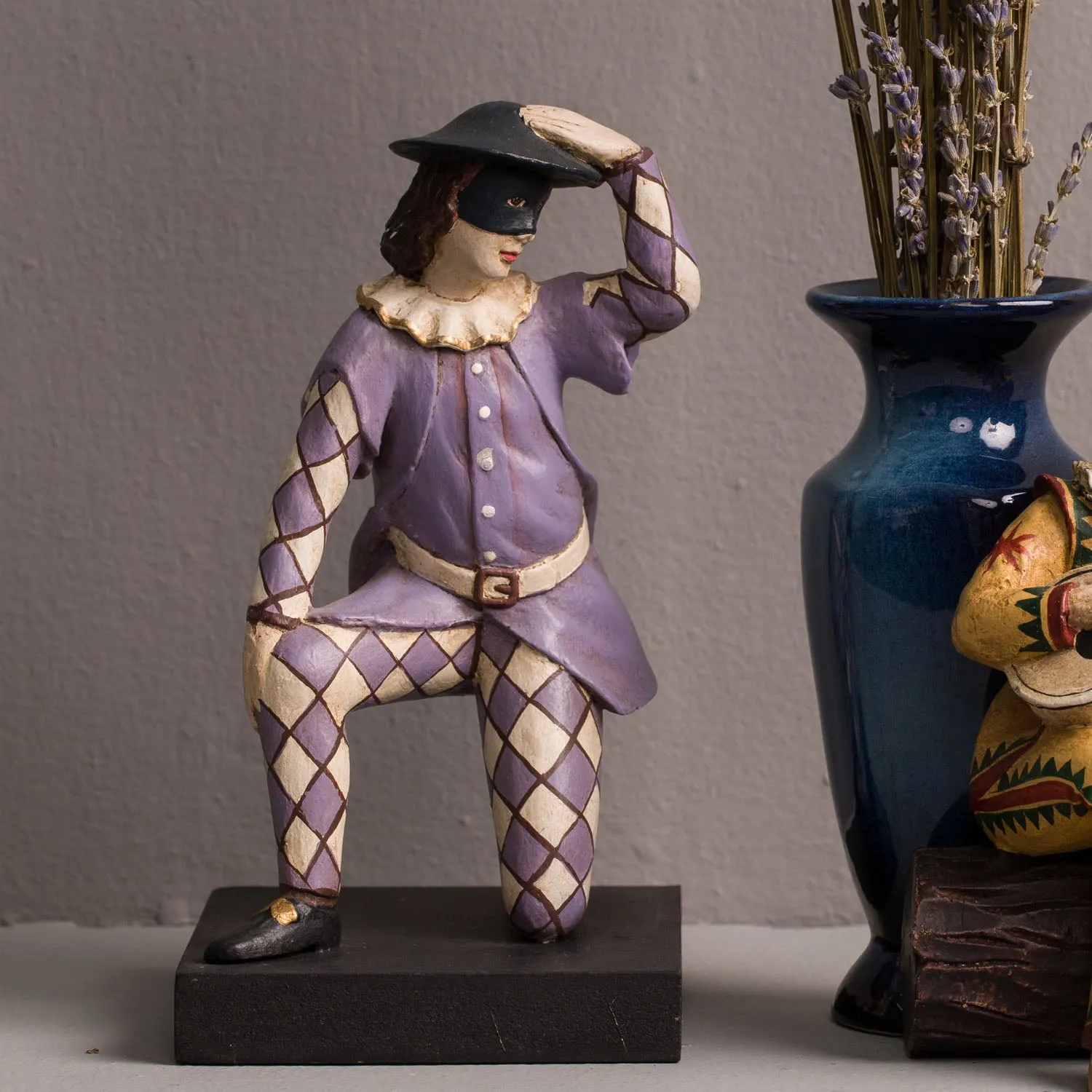 BOWING HARLEQUIN